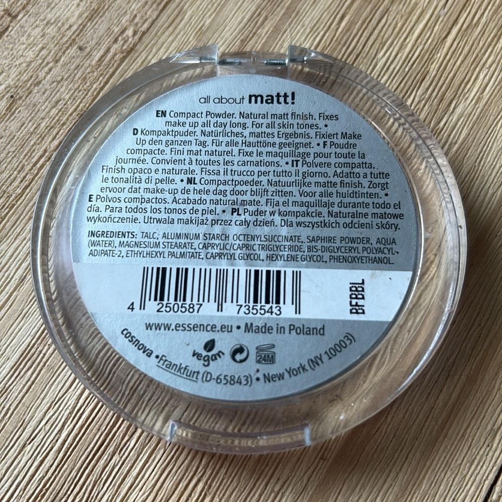 Essence ‘All About Matt’ Fixing Compact Powder - Picture 2 of 2